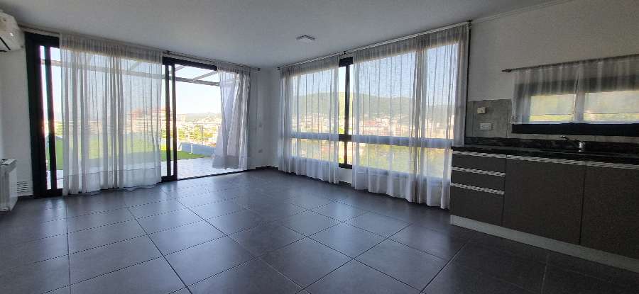 Departamento con patio propio y vista - Imagen 4