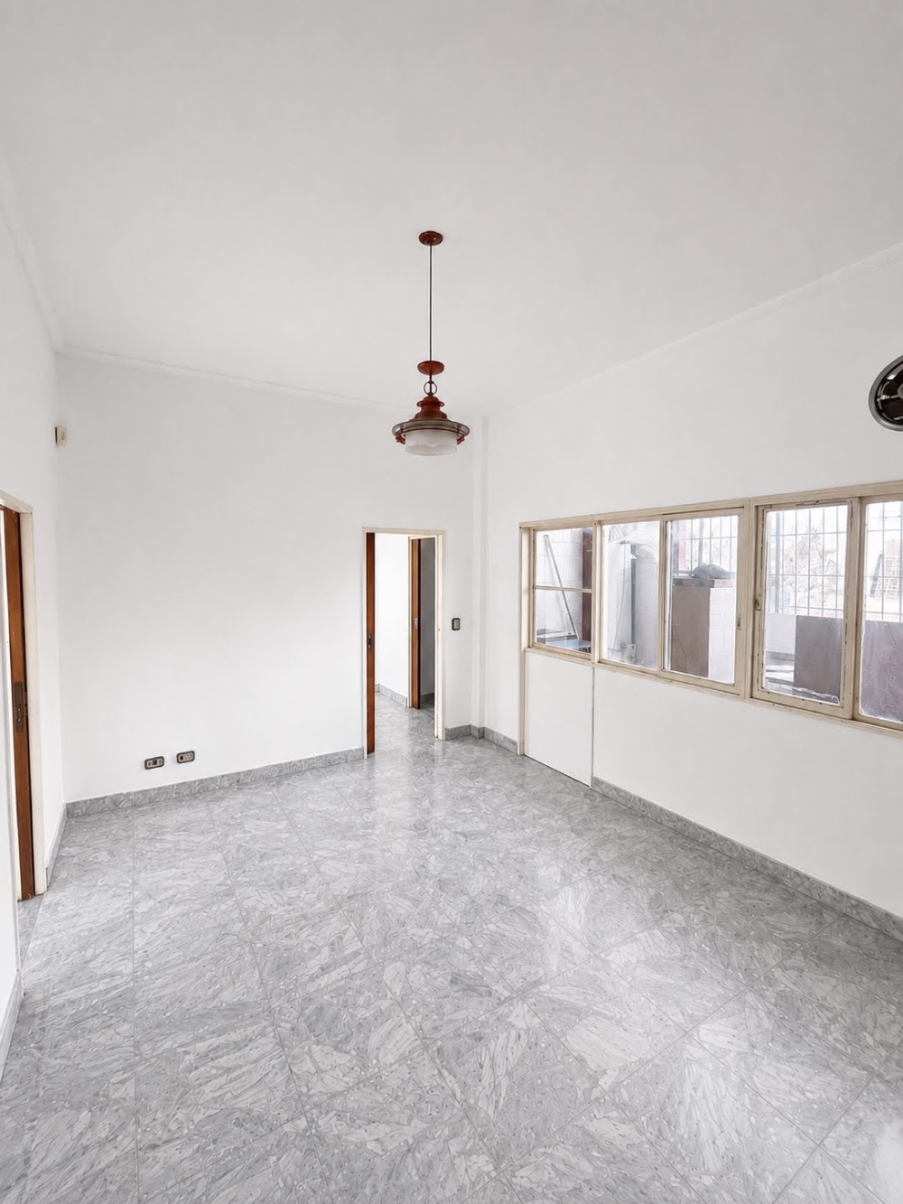 Casa En Venta En San Justo, Buenos Aires, Con 3 Dormitorios Y 2 Locales - Casa en Venta en San Justo con 3 dorm., 6 amb., 300 m2 cubiertos y 300 m2 totales - imagen 8