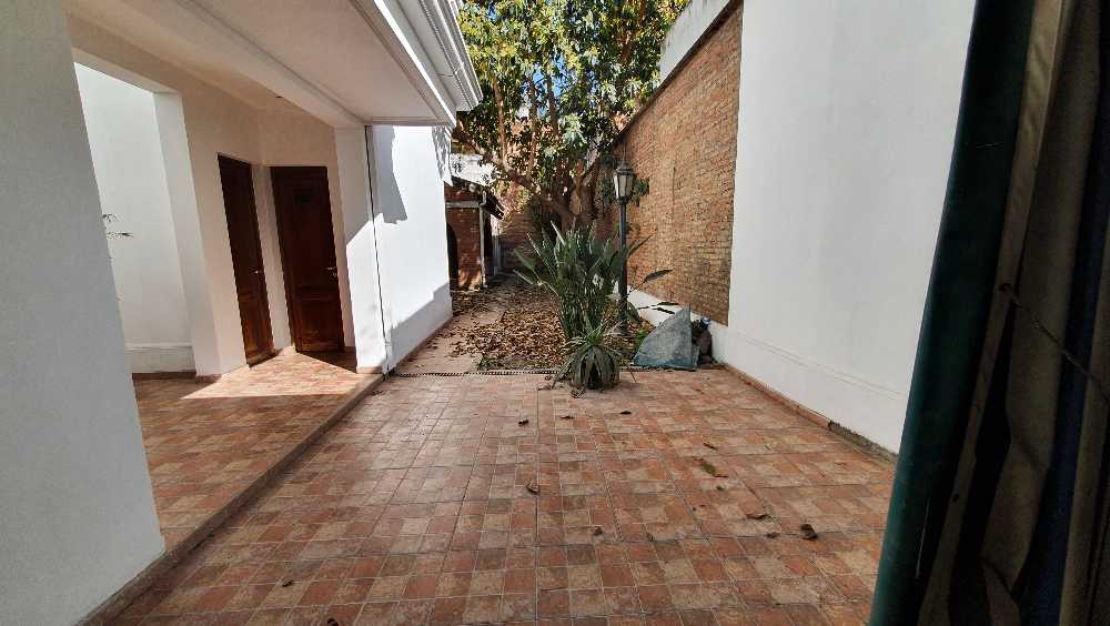 Casa De Primera 408m2 En Microcentro De Tucuman - Casa en Alquiler en San Miguel de Tucumán con 3 dorm., 6 amb., 300 m2 cubiertos y 408 m2 totales - imagen 9