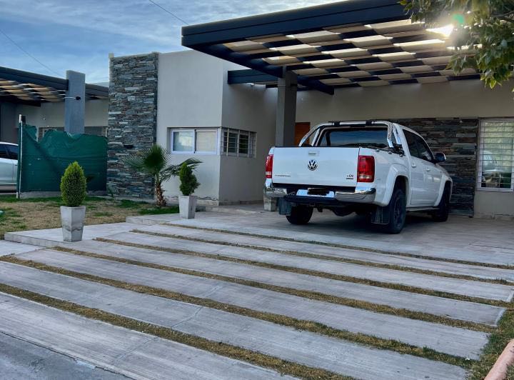 Casa disponible para la en Venta en Rodeo del Medio · barrio privado · dueño directo · 3 dorm · 2 cocheras - Imagen 1