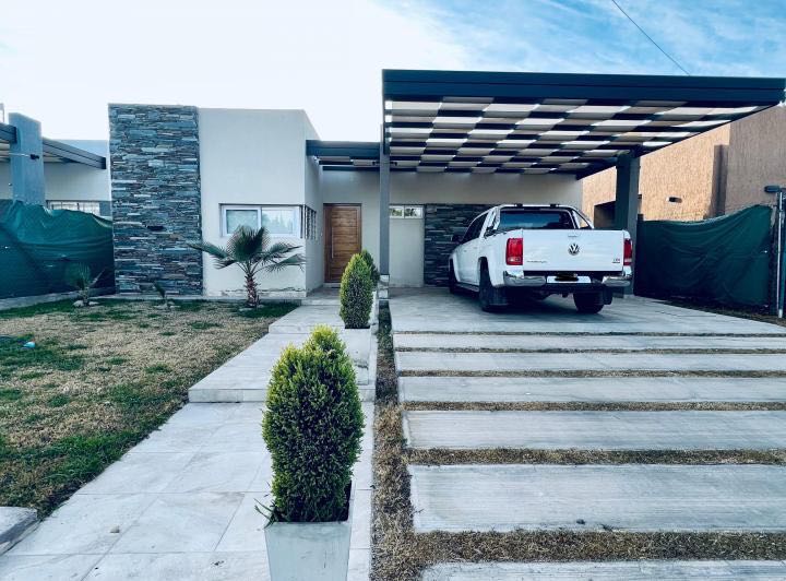 Casa disponible para la en Venta en Rodeo del Medio · barrio privado · dueño directo · 3 dorm · 2 cocheras - Imagen 2