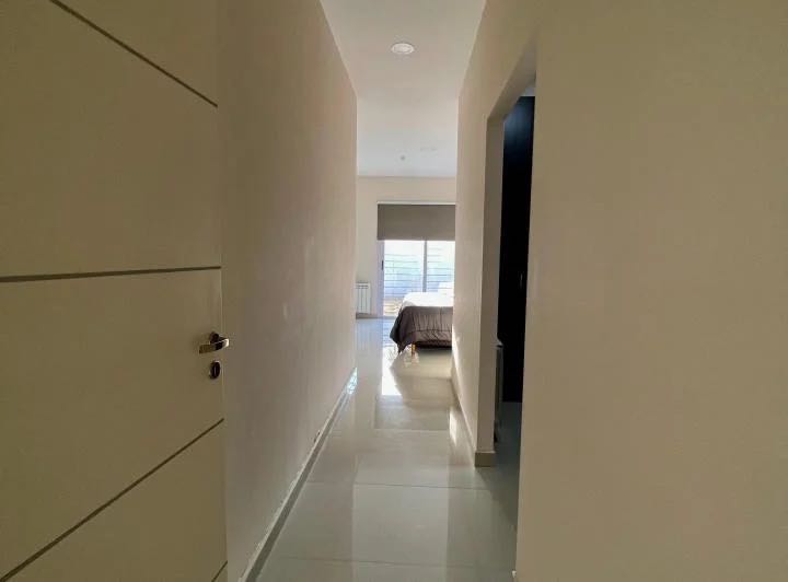 Espectacular Casa Moderna Ubicada En Barrio: Las Cortaderas Lofts - Casa en Venta en Rodeo del Medio con 3 dorm., 6 amb., 139 m2 cubiertos y 364 m2 totales - imagen 5