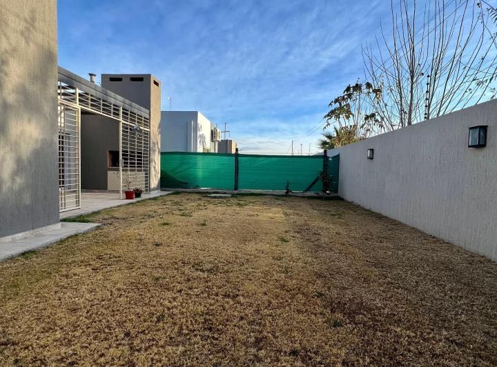 Espectacular Casa Moderna Ubicada En Barrio: Las Cortaderas Lofts - Casa en Venta en Rodeo del Medio con 3 dorm., 6 amb., 139 m2 cubiertos y 364 m2 totales - imagen 8