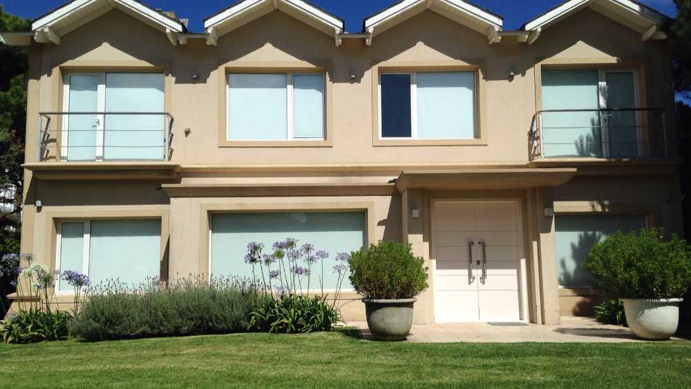 Casa en Temporario en Pinamar con · dueño directo · 4 o más dorm · 6 ambientes · 800 m² de lote - Imagen 1