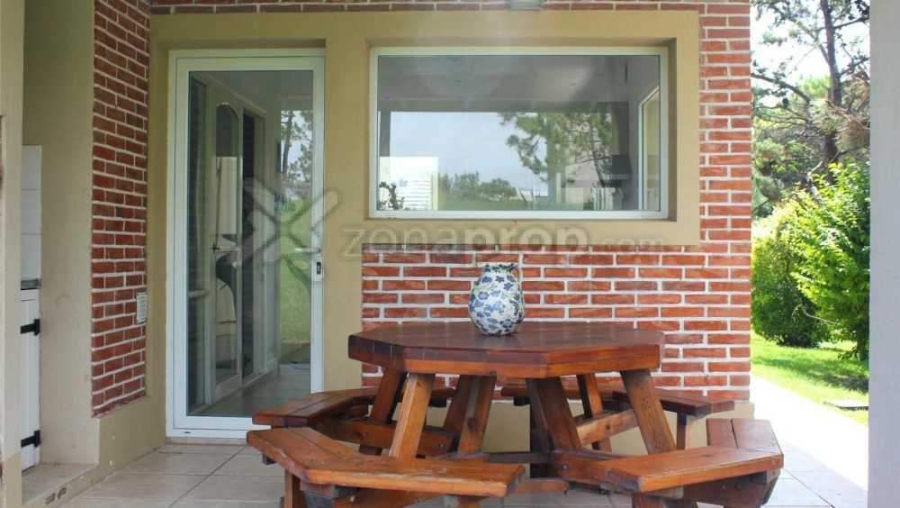 Dueo Alq La Baronesa, 11 Pers, C/piscina, A 1 Cuadra Del Mar - Casa en Temporario en Pinamar con 4 dorm., 6 amb., 300 m2 cubiertos y 800 m2 totales - imagen 7