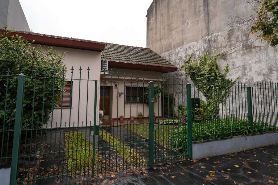 Casa tipo chalet, con garaje y jardin - Imagen 1