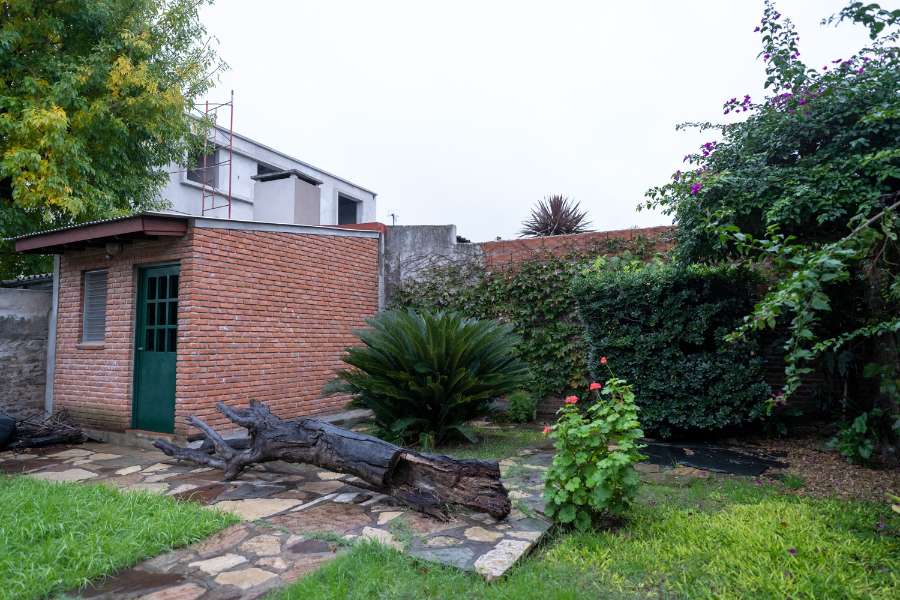 Casa tipo chalet, con garaje y jardin - Imagen 3