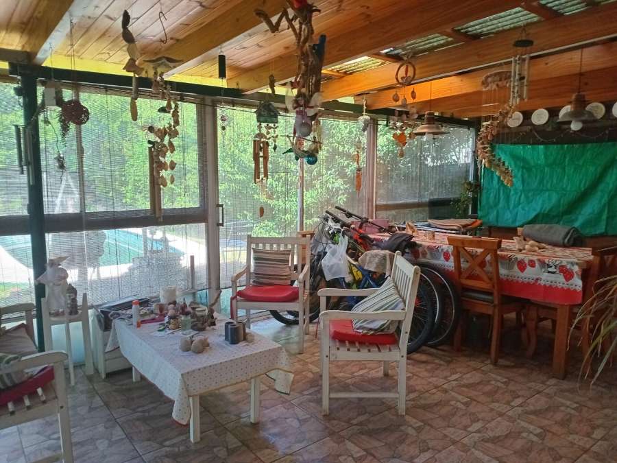 Casa De Dos Pisos Con Pileta, Asador Y Galeria Cerrada. Patio Y Jardin. - Imagen 1