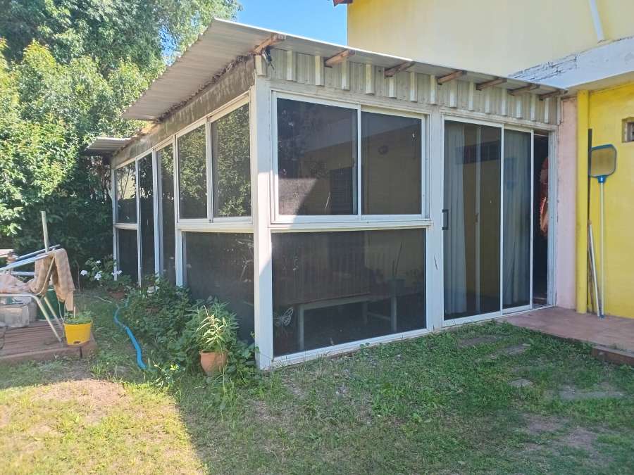 Casa De Dos Pisos Con Pileta, Asador Y Galeria Cerrada. Patio Y Jardin. - Imagen 2