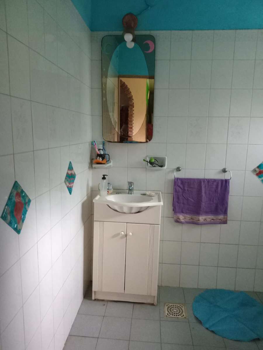 Casa De Dos Pisos Con Pileta, Asador Y Galeria Cerrada. Patio Y Jardin. - Imagen 4