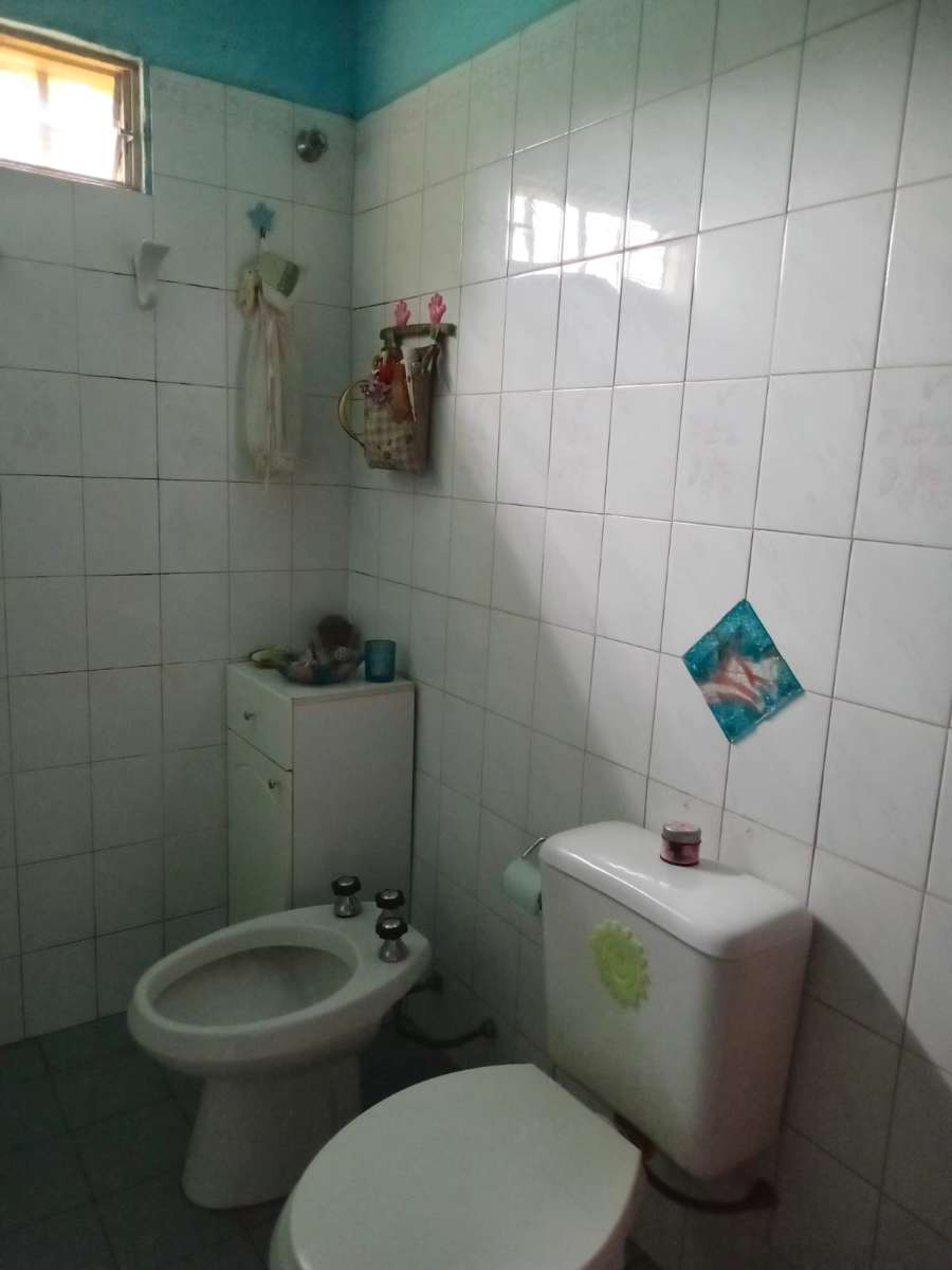 Casa De Dos Pisos Con Pileta, Asador Y Galeria Cerrada. Patio Y Jardin. - Imagen 5