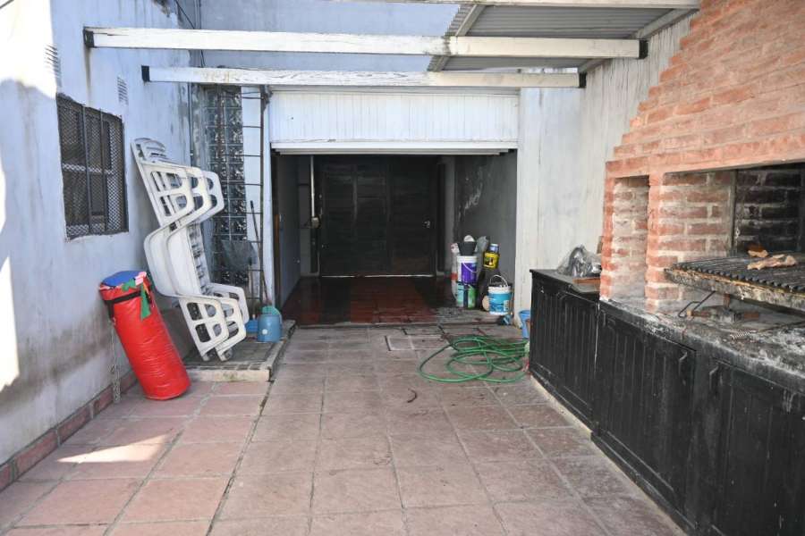Venta De Casa 4 Ambientes En Banfield - Anticipo Y Cuotas Financiacin Directa - Casa en Venta en Banfield con 3 dorm., 4 amb., 90 m2 cubiertos y 130 m2 totales - imagen 2
