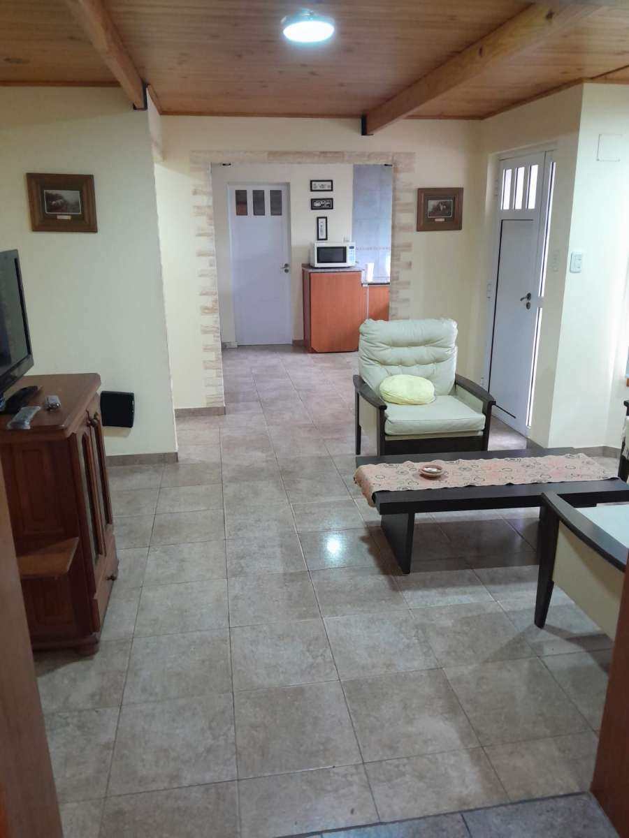 Casa Por Dia, Toay Centro, Equipada Para 7 Personas, Cochera Para 2 Autos, Patios Cerrados, - Casa en Temporario en Toay con 3 dorm., 6 amb., 150 m2 cubiertos y 330 m2 totales - imagen 9