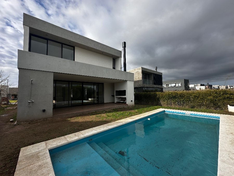 Casa disponible para la en Venta en Belen de Escobar · barrio privado · dueño directo · 4 o más dorm · 2 cocheras - Imagen 1