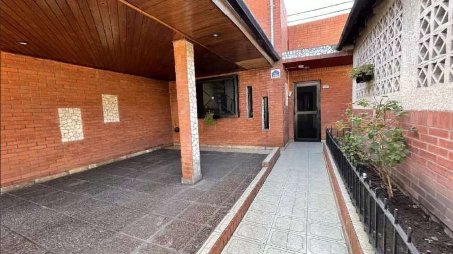 VENTA EXCELENTE CASA LANUS OESTE // O PERMUTA PH CABA - Imagen 1