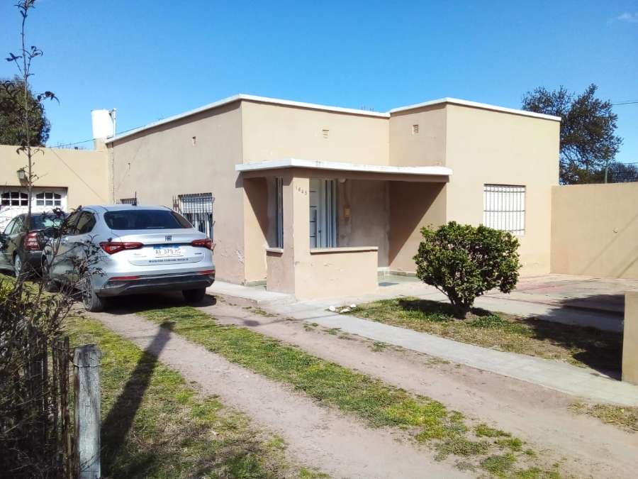 Casa disponible para la en Venta en Coronel Pringles · dueño directo · 2 dorm · 3 ambientes · 2 cocheras - Imagen 1