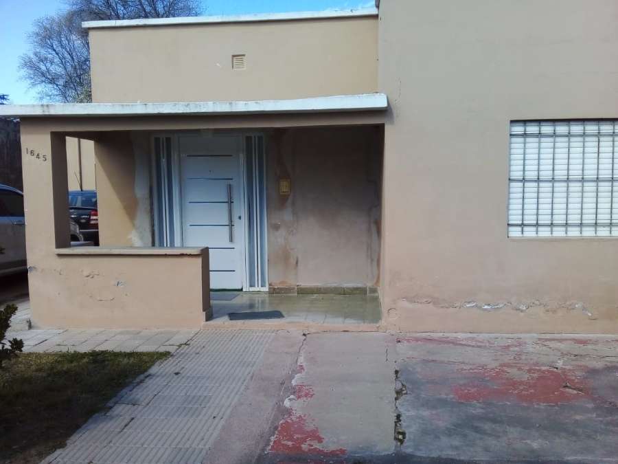 Casa disponible para la en Venta en Coronel Pringles · dueño directo · 2 dorm · 3 ambientes · 2 cocheras - Imagen 4