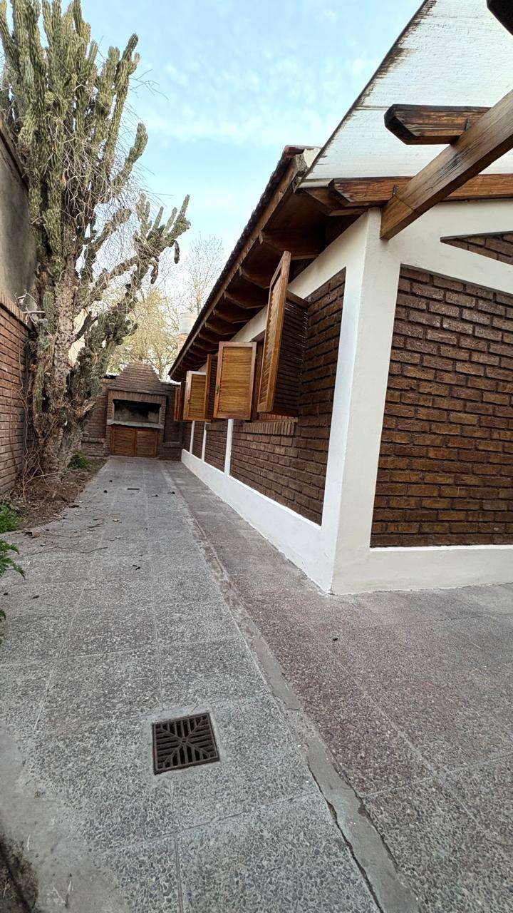 Se Alquila Hermosa Casa De Ladrillo Visto Con Ubicacin Privilegiada!! Calle 25 De Mayo, Cuarta Sec - Casa en Alquiler en Mendoza con 3 dorm. y 6 amb. - imagen 8