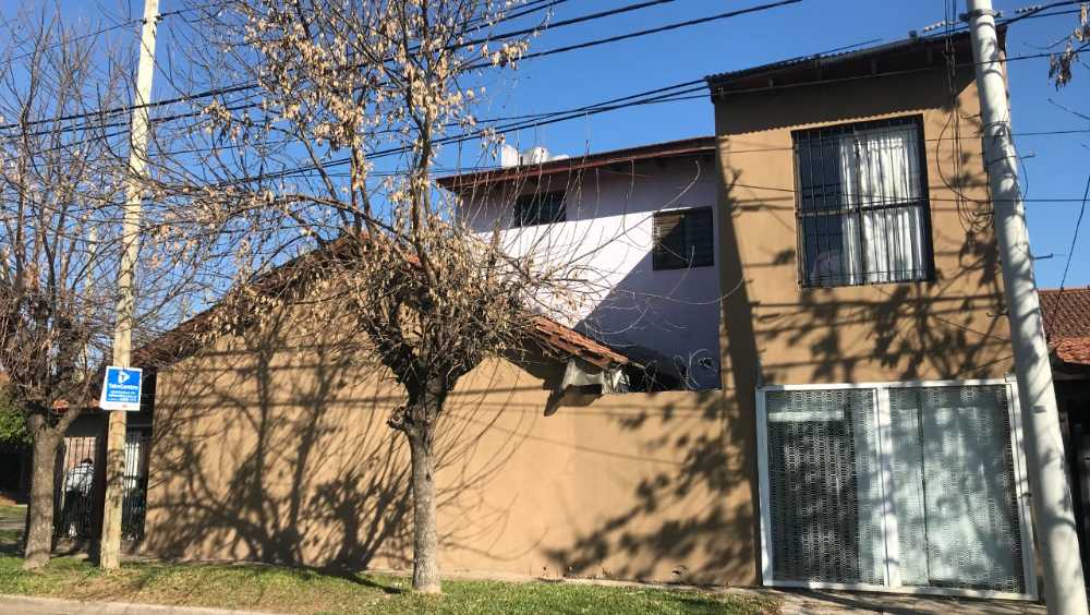 Comprar Casa en Campana · dueño directo · 3 dorm · cochera · 200 m² de lote - Imagen 1