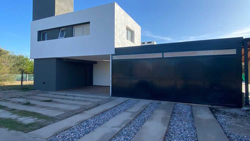Casa A Extrenar Country San Alfonso Del Talar - Casa en Venta en Mendiolaza con 3 dorm., 6 amb., 220 m2 cubiertos y 500 m2 totales - imagen 2