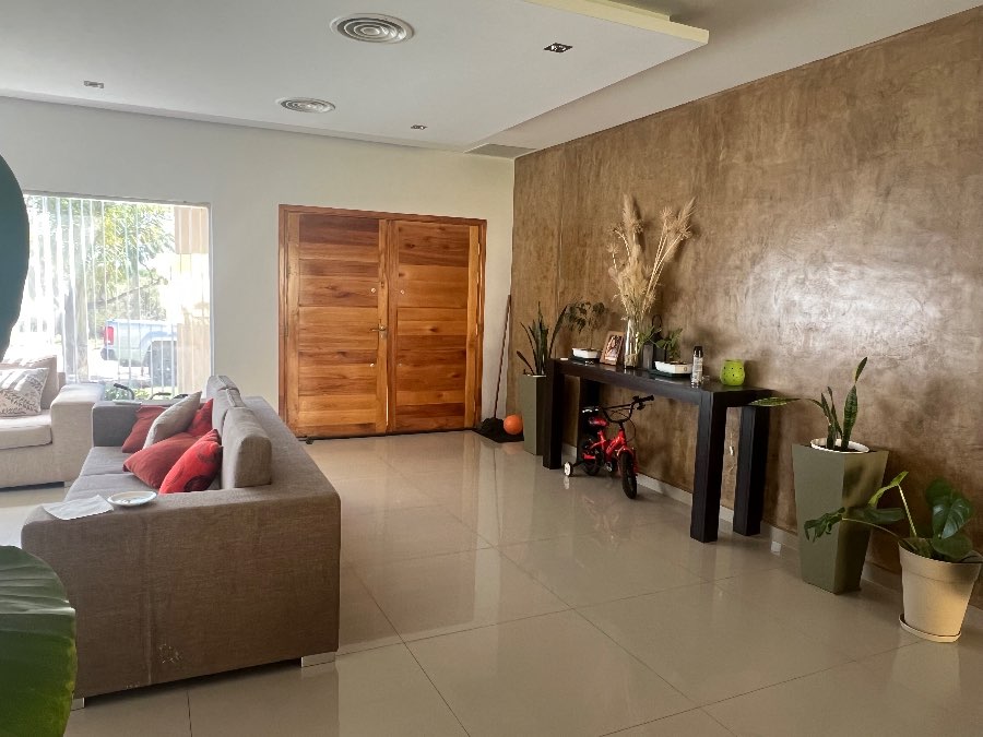 Casa En Venta - Casa en Venta en La Rioja con 3 dorm., 250 m2 cubiertos y 1.200 m2 totales - imagen 1