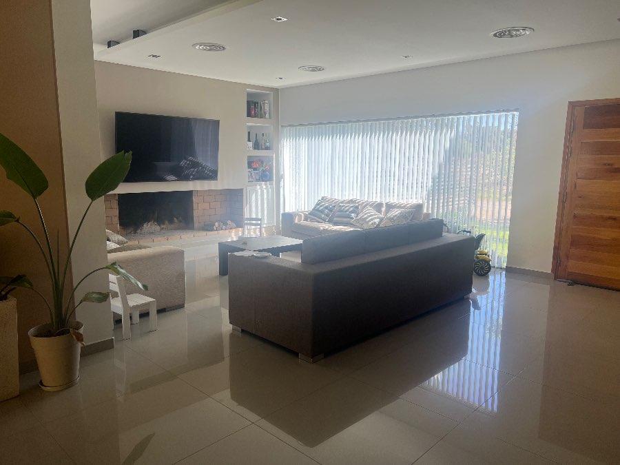 Casa En Venta - Casa en Venta en La Rioja con 3 dorm., 250 m2 cubiertos y 1.200 m2 totales - imagen 2
