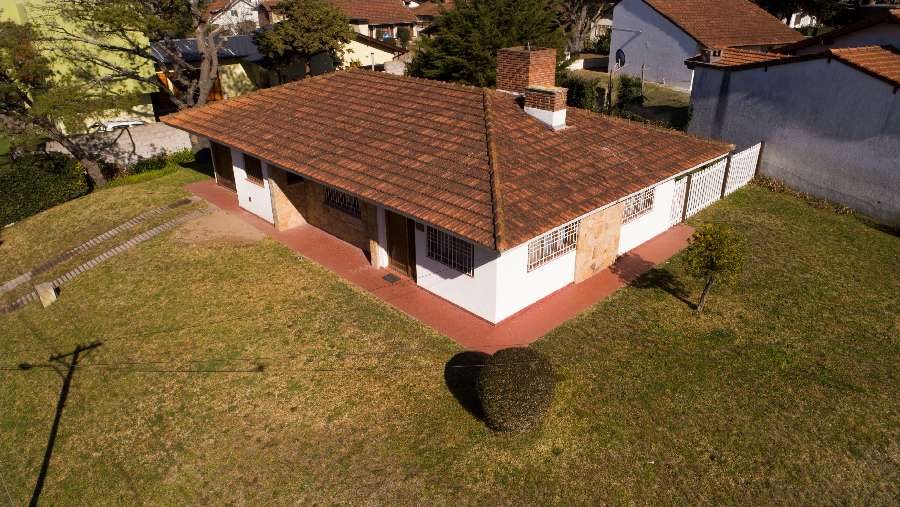 Excelente Chalet En Venta A 4 Cuadras De La Playa - Casa en Venta en Villa Gesell con 2 dorm., 3 amb., 125 m2 cubiertos y 684 m2 totales - imagen 2