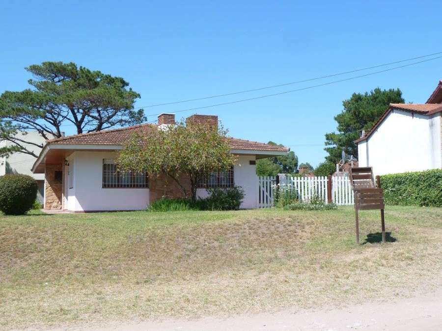 Excelente Chalet En Venta A 4 Cuadras De La Playa - Casa en Venta en Villa Gesell con 2 dorm., 3 amb., 125 m2 cubiertos y 684 m2 totales - imagen 4