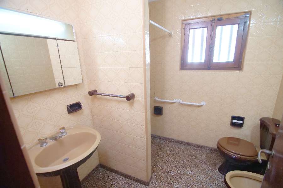Excelente Chalet En Venta A 4 Cuadras De La Playa - Casa en Venta en Villa Gesell con 2 dorm., 3 amb., 125 m2 cubiertos y 684 m2 totales - imagen 12