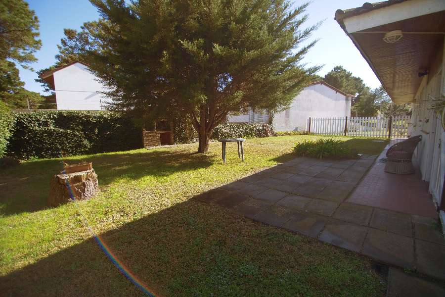 Excelente Chalet En Venta A 4 Cuadras De La Playa - Casa en Venta en Villa Gesell con 2 dorm., 3 amb., 125 m2 cubiertos y 684 m2 totales - imagen 14