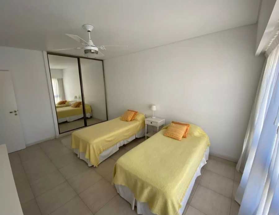 Oportunidad: Casa en Temporario en Pinamar · barrio con seguridad · dueño directo · 4 o más dorm · cochera - Imagen 2