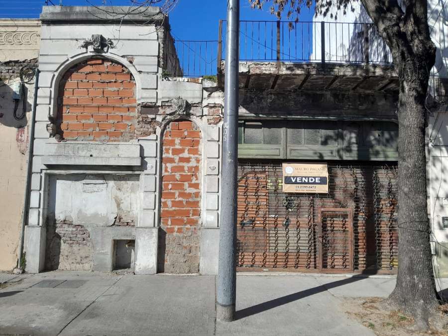 Terreno para edificar o casa a refaccionar con local y cochera de 136 m² en Nueva Pompeya - Imagen 2