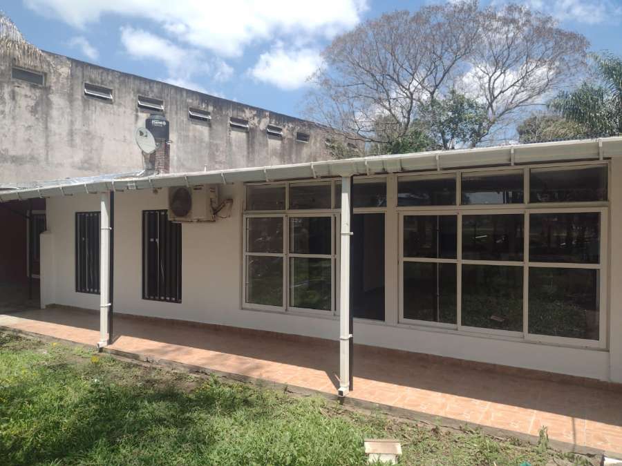 Casa Con Quincho - Casa en Alquiler en Resistencia con 2 dorm., 4 amb. y 1.800 m2 totales - imagen 3