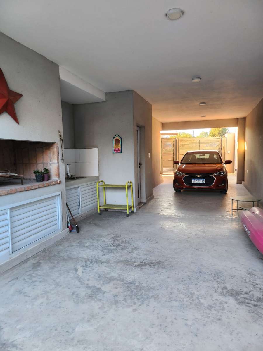 Casa En Venta En Barrio Thompson, Paran, Con Piscina Y Cochera Doble - Casa en Venta en Paraná con 2 dorm., 5 amb., 144 m2 cubiertos y 97 m2 totales - imagen 10