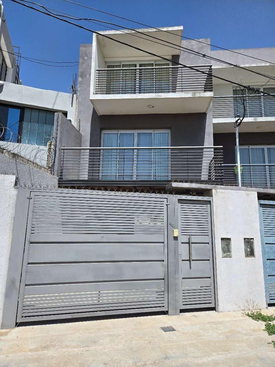 Casa En Venta En Barrio Thompson, Paran, Con Piscina Y Cochera Doble - Casa en Venta en Paraná con 2 dorm., 5 amb., 144 m2 cubiertos y 97 m2 totales - imagen 8