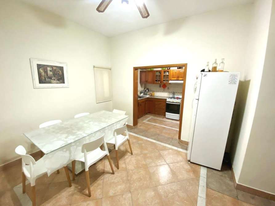 Casa en Venta en Temperley con · dueño directo · 4 o más dorm · cochera · 390 m² de lote - Imagen 3