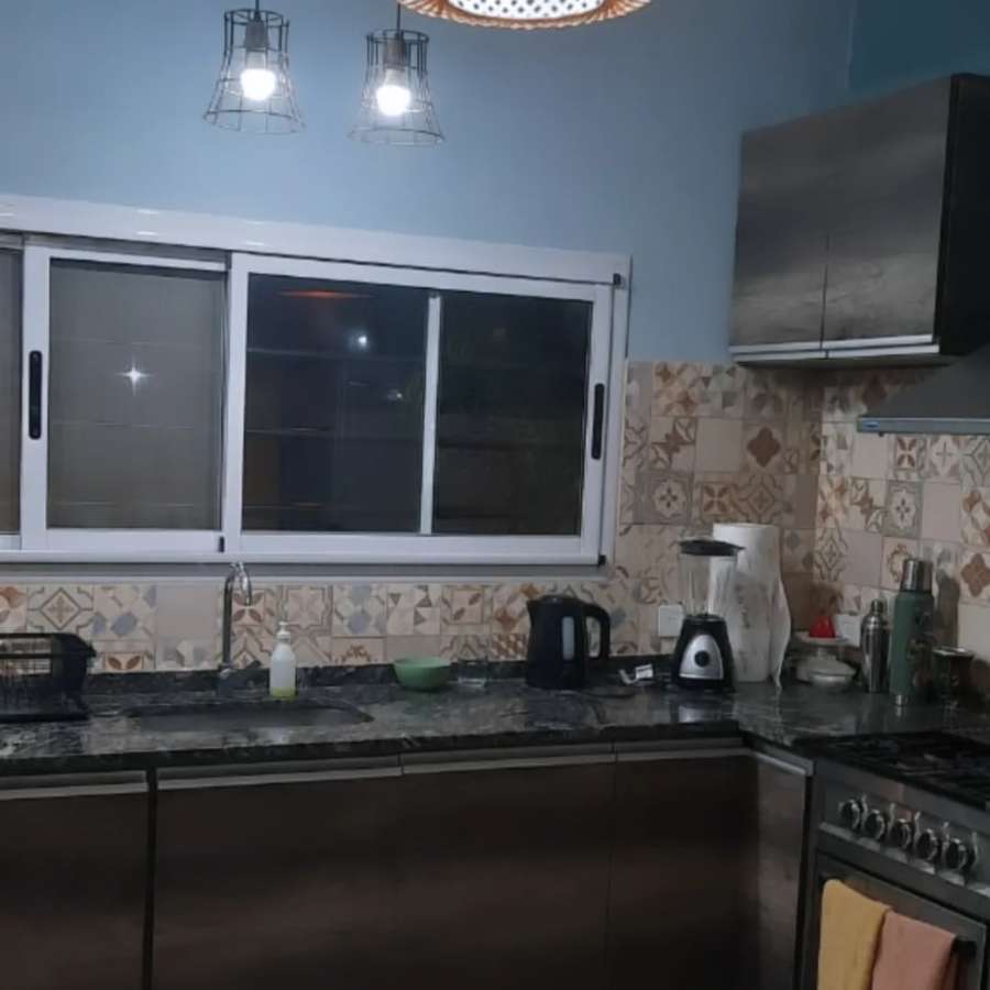 Comprar Casa en La Plata · dueño directo · 4 o más dorm · cochera · 1 ha - Imagen 4