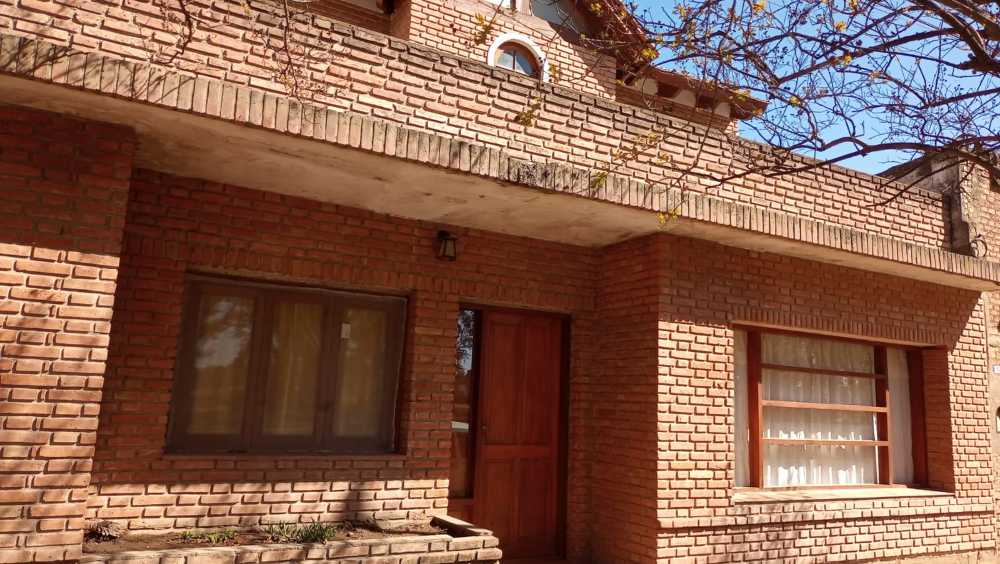 Casa disponible en Río Cuarto · dueño directo · 3 dorm · cochera - Imagen 1