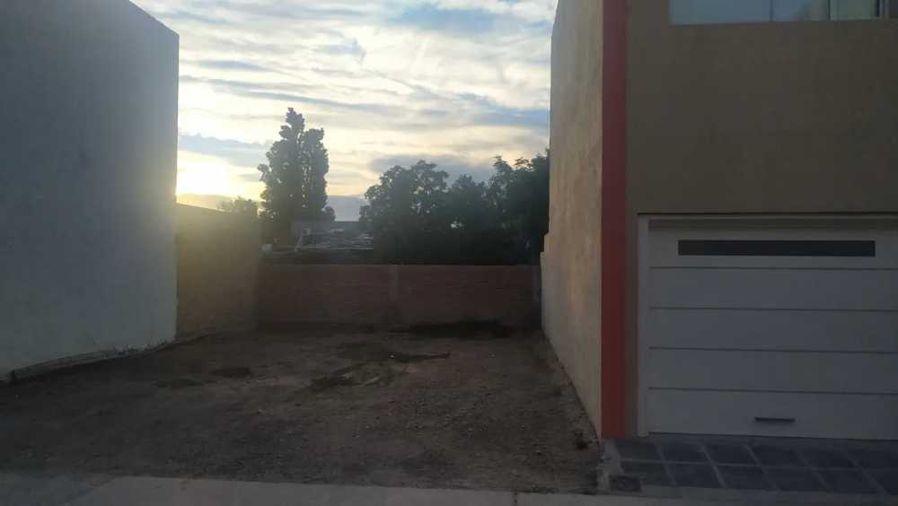En Neuquén, Casa en Venta · barrio con seguridad · dueño directo · 96 m² de lote - Imagen 2