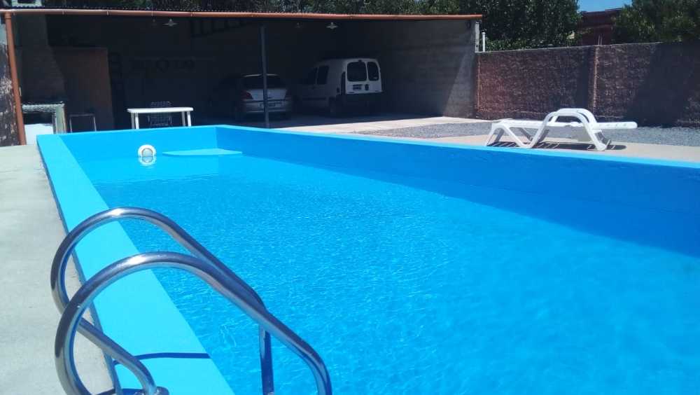 Casa única en Cosquin en Temporario · dueño directo · 2 dorm · 2 cocheras · 80 m² de lote - Imagen 1