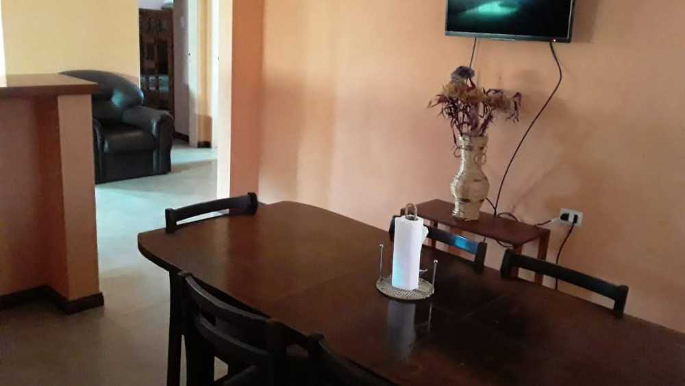 Casa única en Cosquin en Temporario · dueño directo · 2 dorm · 2 cocheras · 80 m² de lote - Imagen 4