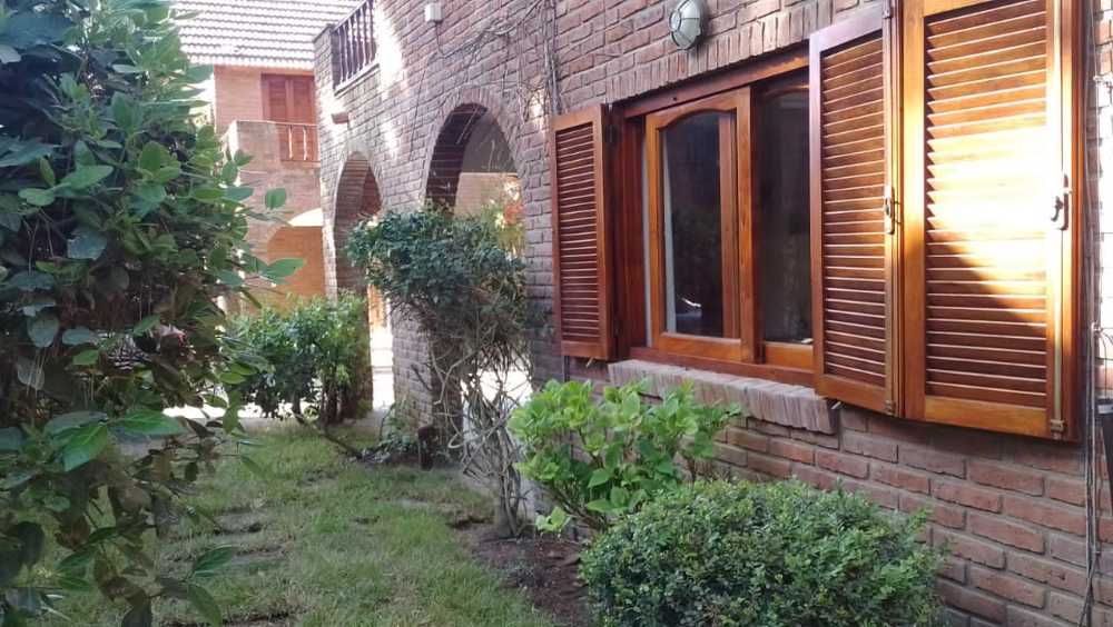 Casa disponible para la en Temporario en Pinamar · dueño directo · 2 dorm · cochera · 110 m² de lote - Imagen 1