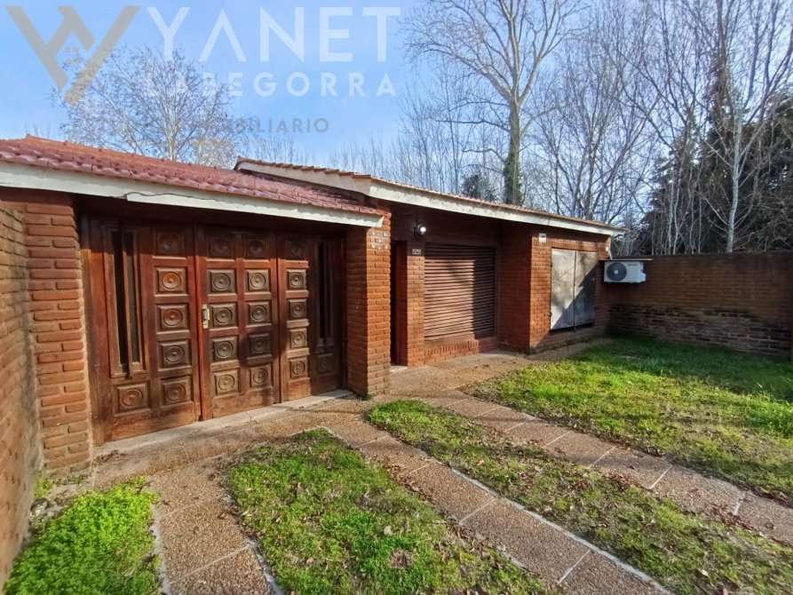 AMPLIO CHALET AL FRENTE CON QUINCHO AL FONDO - Imagen 3