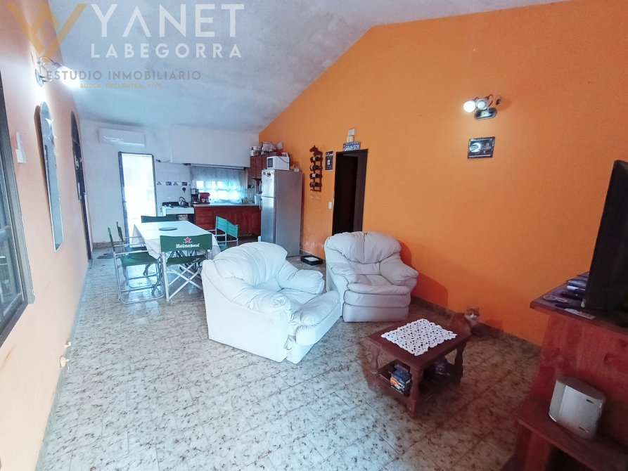 AMPLIO CHALET AL FRENTE CON QUINCHO AL FONDO - Imagen 4