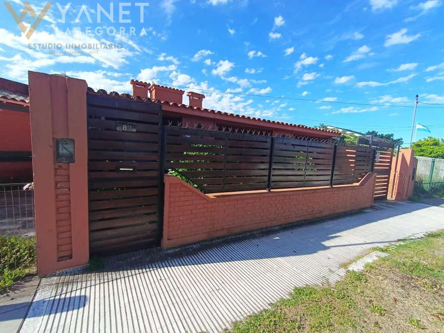 Chalet A Metros Del Mar - Zona Centro Mar Del Tuyu Quincho Y Depto - Casa en Venta en Mar del Tuyu con 2 dorm., 3 amb., 170 m2 cubiertos y 290 m2 totales - imagen 2