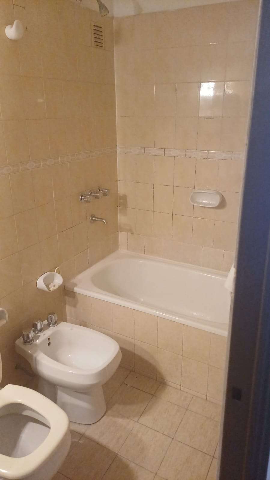 En Mendoza, Casa en Alquiler · barrio con seguridad · dueño directo · 3 dorm · 87 m² de lote - Imagen 2