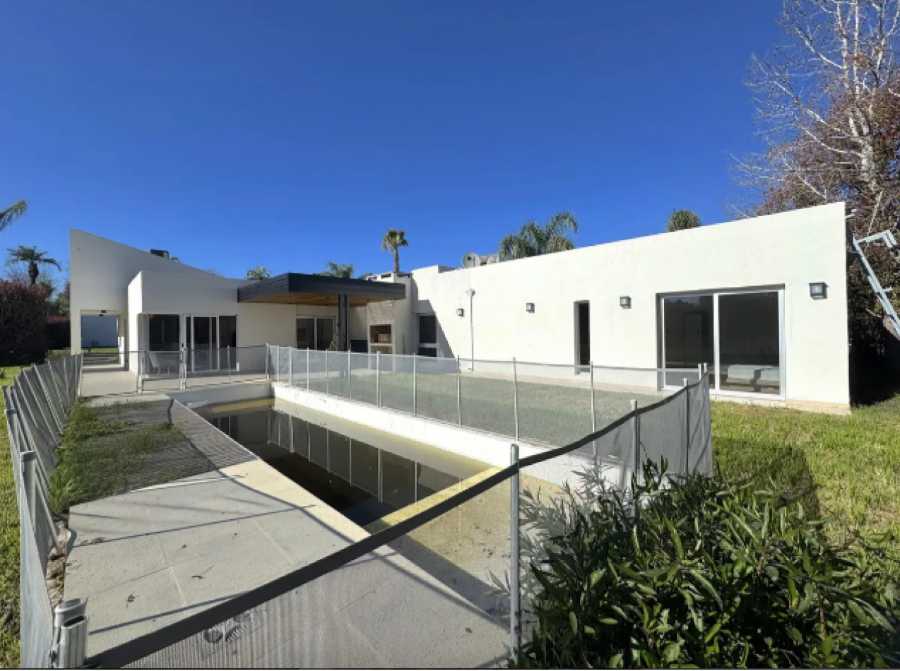 Casa en venta en Miraflores, Funes, 3 dormitorios y cochera para 2 vehículos