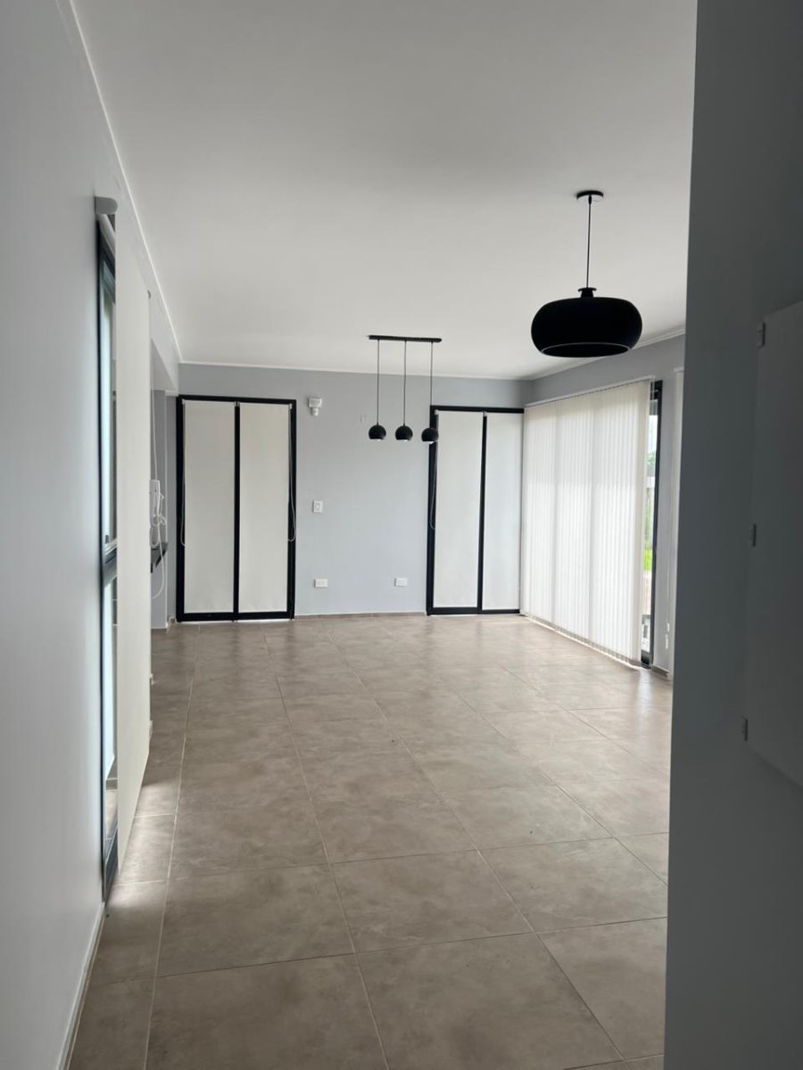 Casa en alquiler en La Clementina, City Bell, con piscina y cochera para 2 autos - Imagen 2