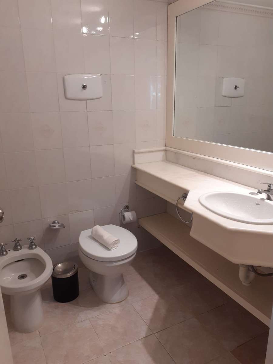 Hotel en Venta en Uruguay con · dueño directo · cochera · 60 m² de lote - Imagen 4