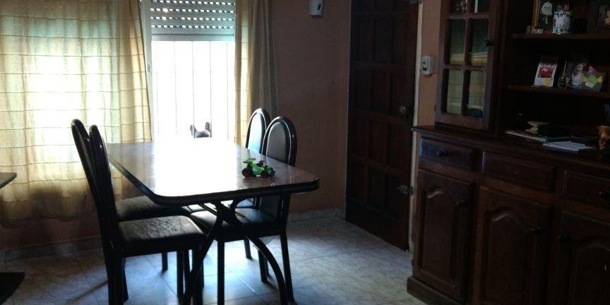 Casa en Venta en Villa Luzuriaga con 4 dorm., 4 amb., 200 m2 cubiertos y 230 m2 totales - imagen 1